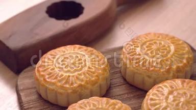 烤广东月饼糕点放在一个木制托盘上，为中国传统<strong>的中秋节</strong>，近距离，卡车射击运动